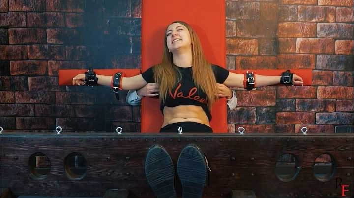 tk天堂欧美挠脚心娱乐视频【K1321】